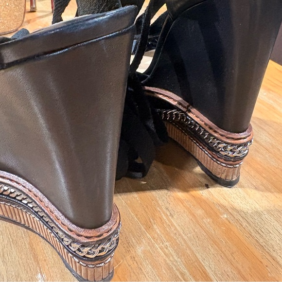 Christian Louboutin - Picture 7 of 10